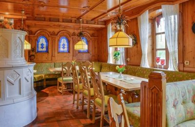 Holzstühle und Tische im REstaurant