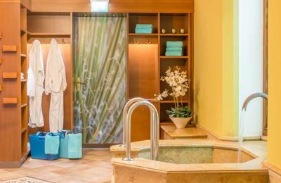 Hell gelb blau eingerichteter Saunabereich