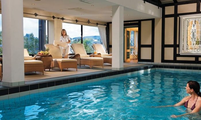 Frau schwimmt im Schwimmbad