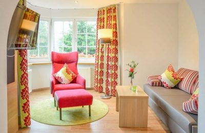 Roter Sessel in einem Zimmer