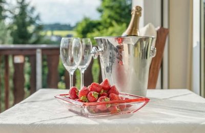 Sekt und Erdbeeren auf dem Zimmer