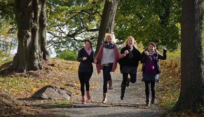 Freundinnen spazieren gemeinsam