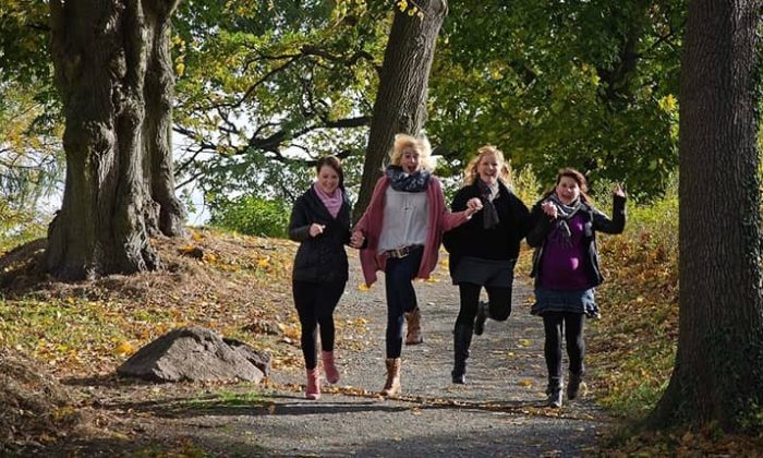 Freundinnen spazieren gemeinsam