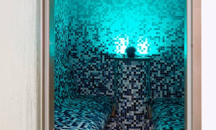 Grün beleuchtetes Dampfbad