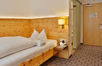 Bett und Wohnraum in einer Suite