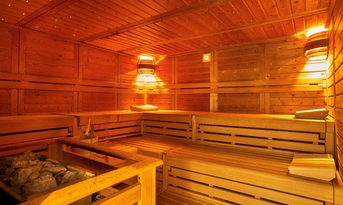 Orange-gelb leuchtende Sauna