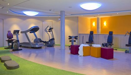 Moderene Sportgeräte im FItnessraum