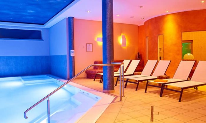 Bunt beleuchtetes Hallenbad