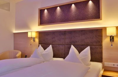 Bett in einer Suite im Landhotel Geyer