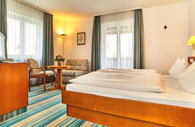 Bett und Wohnraum im Landhaus Doppelzimmer