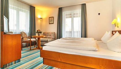 Bett und Wohnraum im Landhaus Doppelzimmer