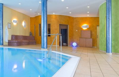 Indoor Pool im Spa