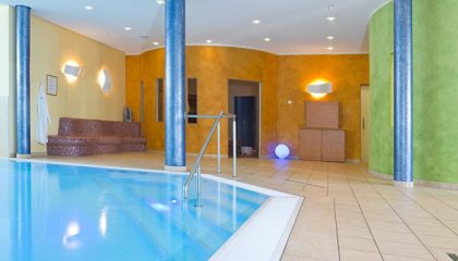 Indoor Pool im Spa