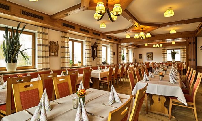 Restaurant im bayerischen Stil mit vielen Holzelementen