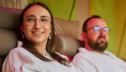 Paar entspannt im Wellnessbereich