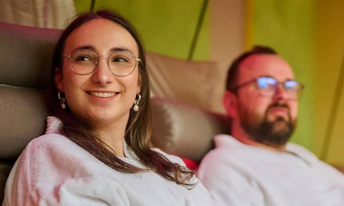 Paar entspannt im Wellnessbereich