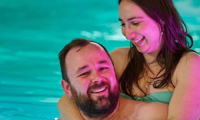 Paar gemeinsam im Pool