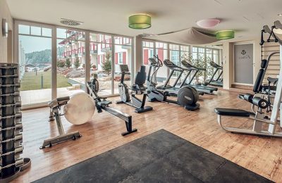 Moderne Fitnessgeräte im Fitnessraum