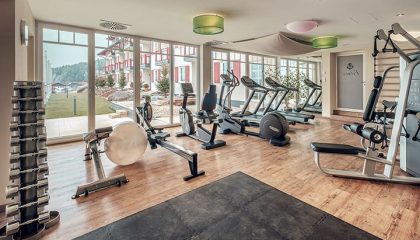 Moderne Fitnessgeräte im Fitnessraum