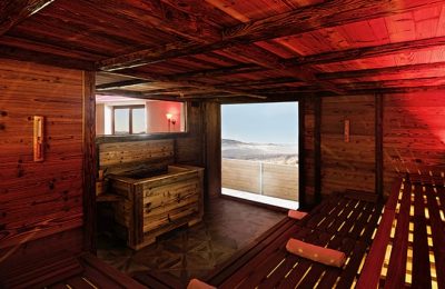 Rot beleuchtete Sauna