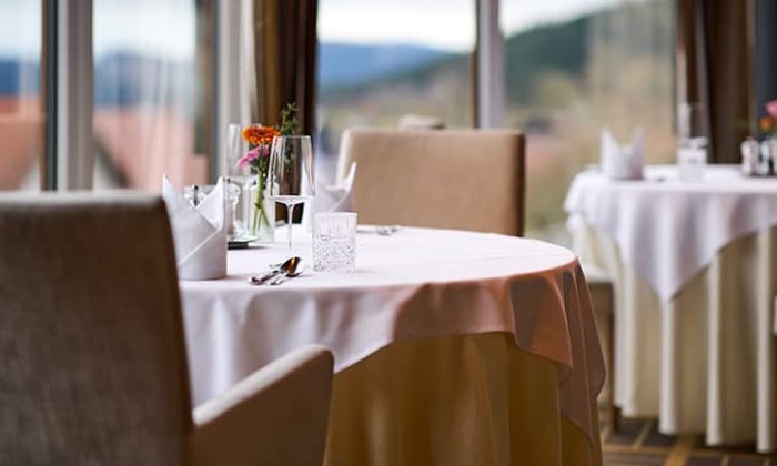 Fein gedeckter Tisch im Restaurant