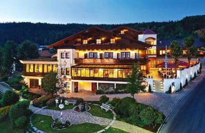 Außenansicht vom beleuchteten Landromantik Hotel Oswald am Abend