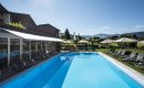 Großer blauer Außenpool im Parkhotel Lindner