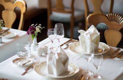Fürs Abendessen vorbereiteter Tisch