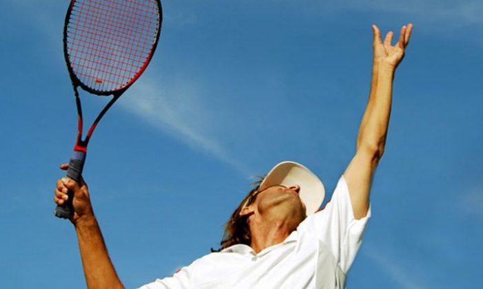 Tennis Mann macht Aufschlag beim Tennis