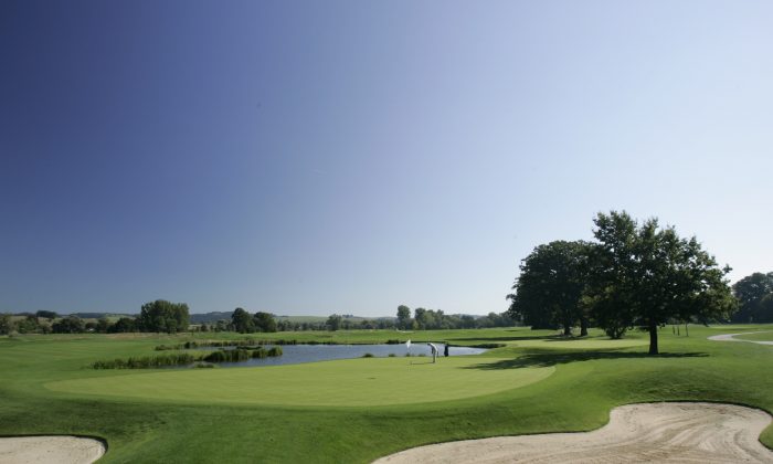 Überblick auf Golfplatz vor blauem Himmel