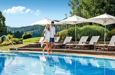Paar spaziert am Außenpool