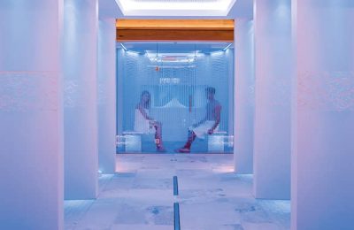 Paar sitzt im Icecube