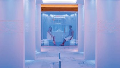 Paar sitzt im Icecube