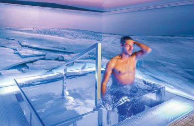 Man steigt aus dem Quellwasser-Tauchbecken