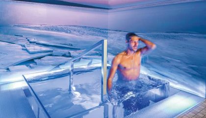 Man steigt aus dem Quellwasser-Tauchbecken