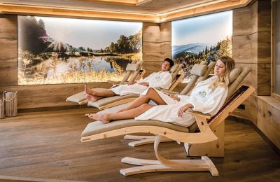 Menschen entspannen im Ruheraum