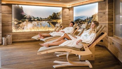 Menschen entspannen im Ruheraum