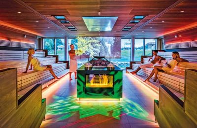 Gruppe gemeinsam in der beleuchteten Sauna