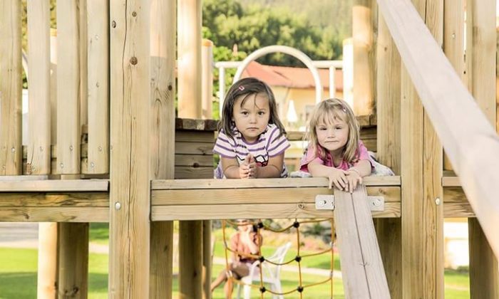 Kindern auf Spielplatz