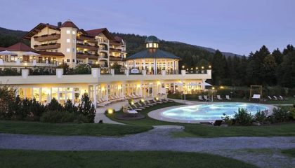 Spa Traumtage Beleuchtetes Hotel am Abend