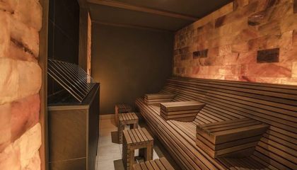 Dunkle Holzelemente in Sauna