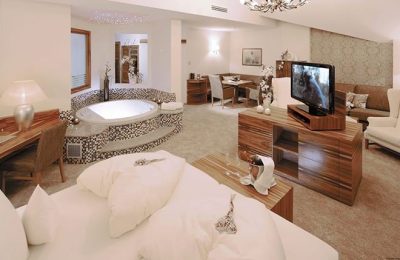 Bett und Wohnraum in der Luxus Suite Honeymoon