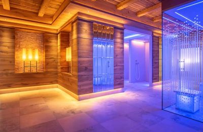 Beleuchteter Wellnessbereich