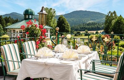 Gedeckter Tisch auf der Terrasse