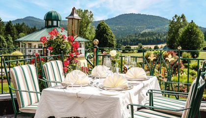 Gedeckter Tisch auf der Terrasse