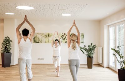 Frauen machen zusammen Yoga