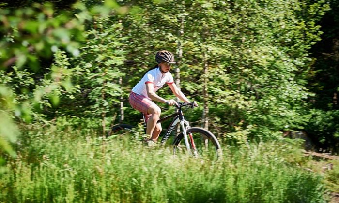 Frau fährt Mountainbike