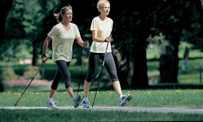 Zwei Frauen machen Nordic Walking