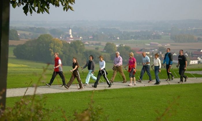 Nordic Walking Gruppe Menschen macht Nordic Walking