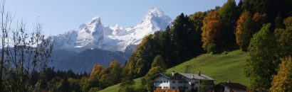 Verschneite Alpen und bayerische Hütte